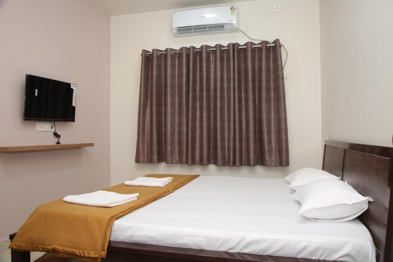 Hotel Madhusudan Executive Kolhapur Buitenkant foto