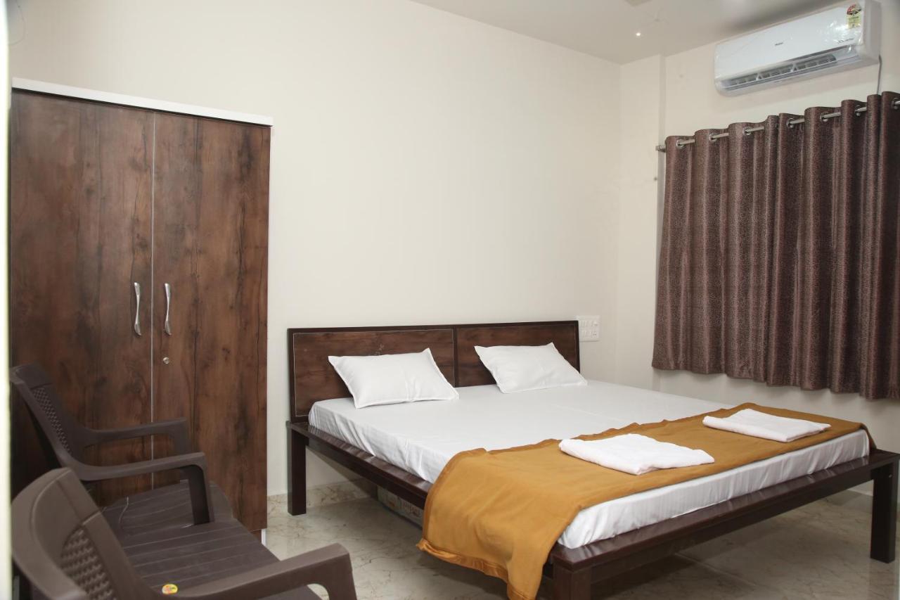 Hotel Madhusudan Executive Kolhapur Buitenkant foto