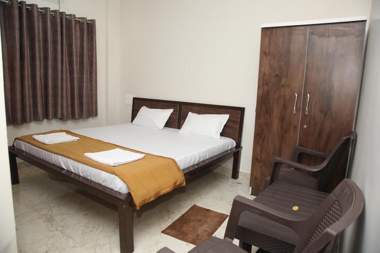 Hotel Madhusudan Executive Kolhapur Buitenkant foto