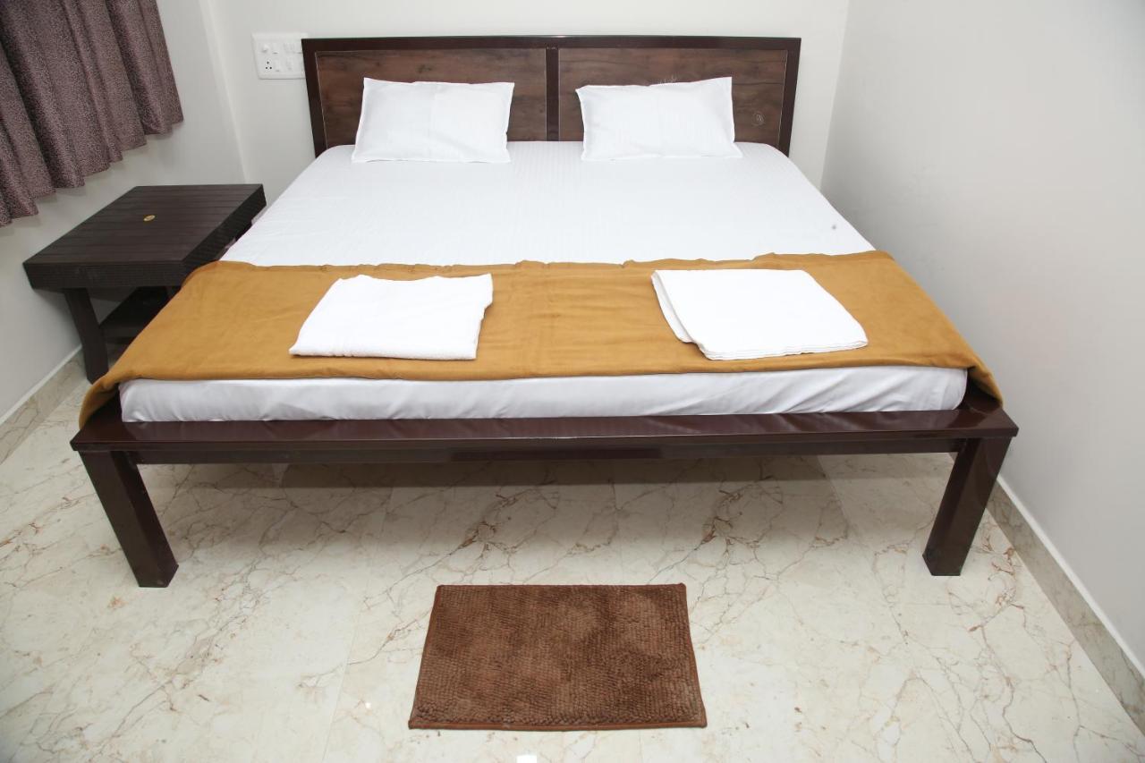 Hotel Madhusudan Executive Kolhapur Buitenkant foto