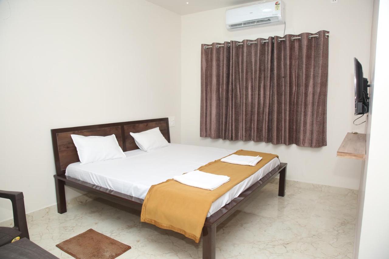 Hotel Madhusudan Executive Kolhapur Buitenkant foto