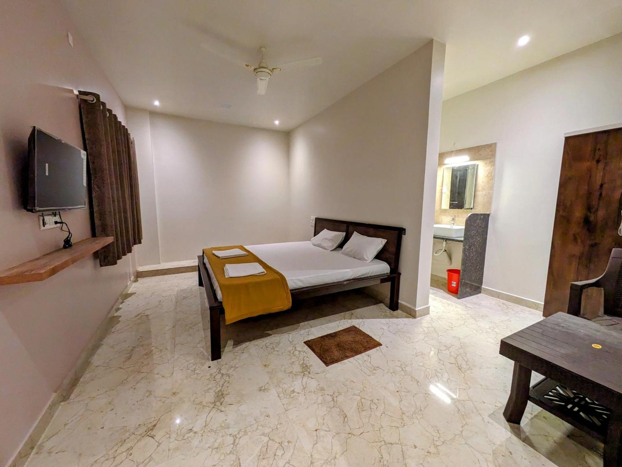 Hotel Madhusudan Executive Kolhapur Buitenkant foto