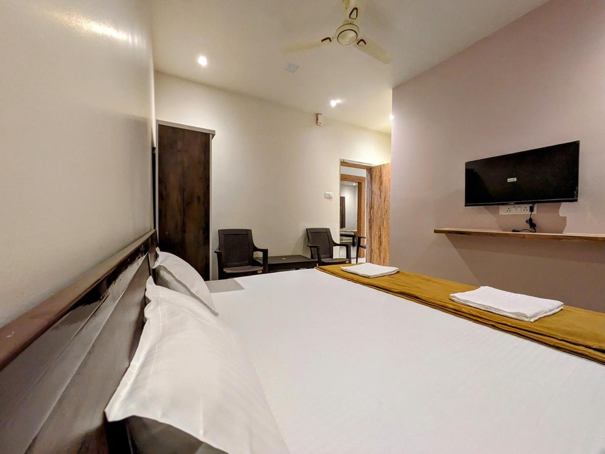 Hotel Madhusudan Executive Kolhapur Buitenkant foto